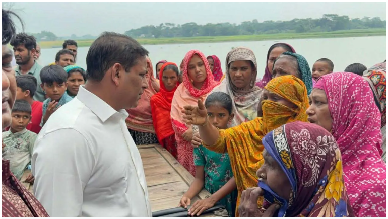 মানুষের দোরগোড়ায় গিয়ে এলাকার সমস্যা শুনছেন এমপি